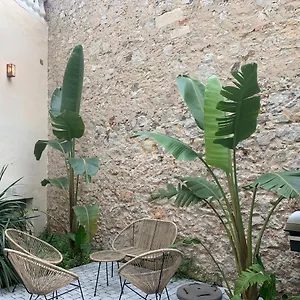 https://villa-les-fougeres-1p-jardin-parking.fr-provencehotel.com